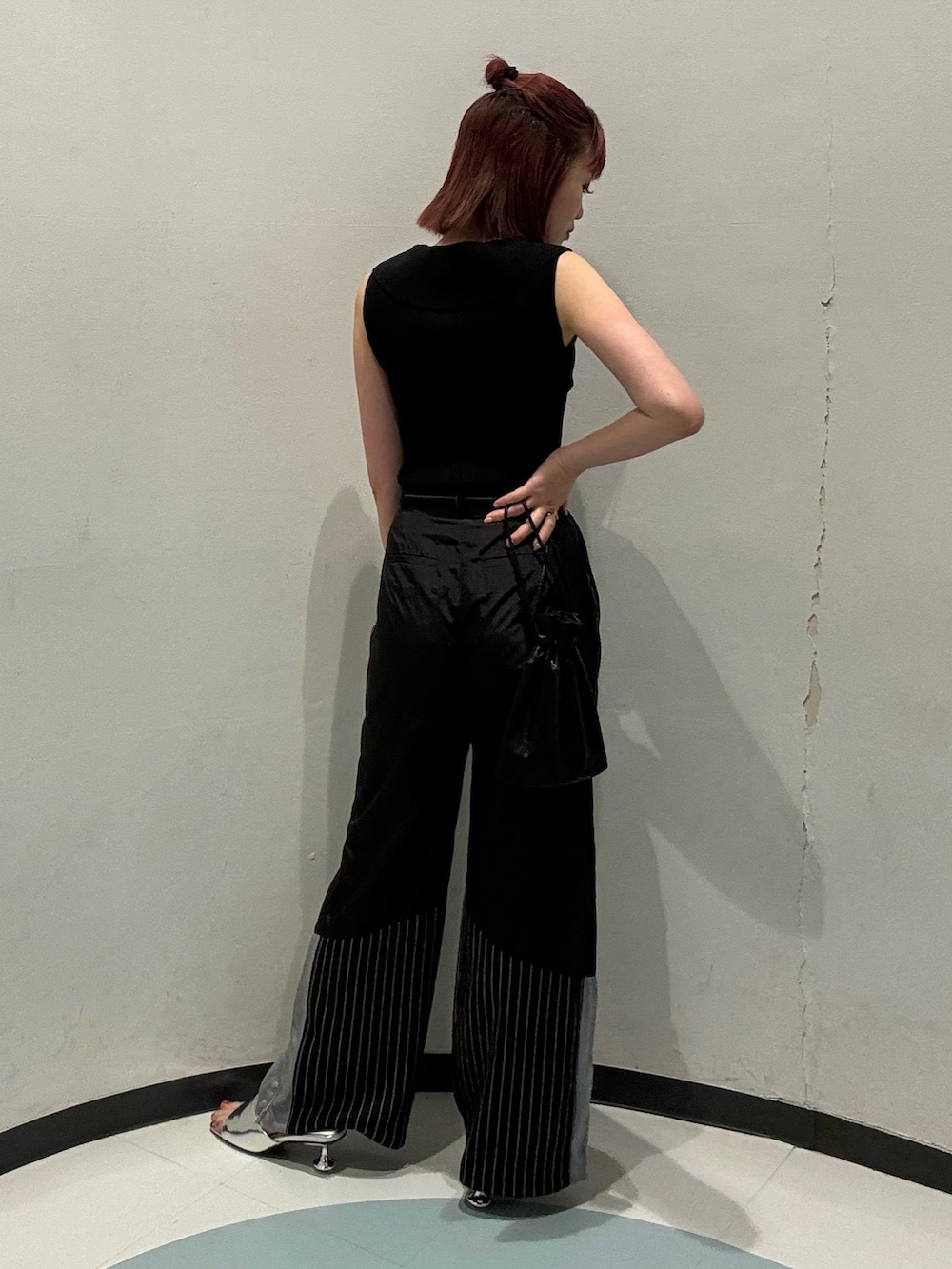 ブラック系のその他パンツ、ブラック系のショルダーバッグ、ブラック系のニット/セーターを着用したレディースの夏コーディネートの3枚目の写真