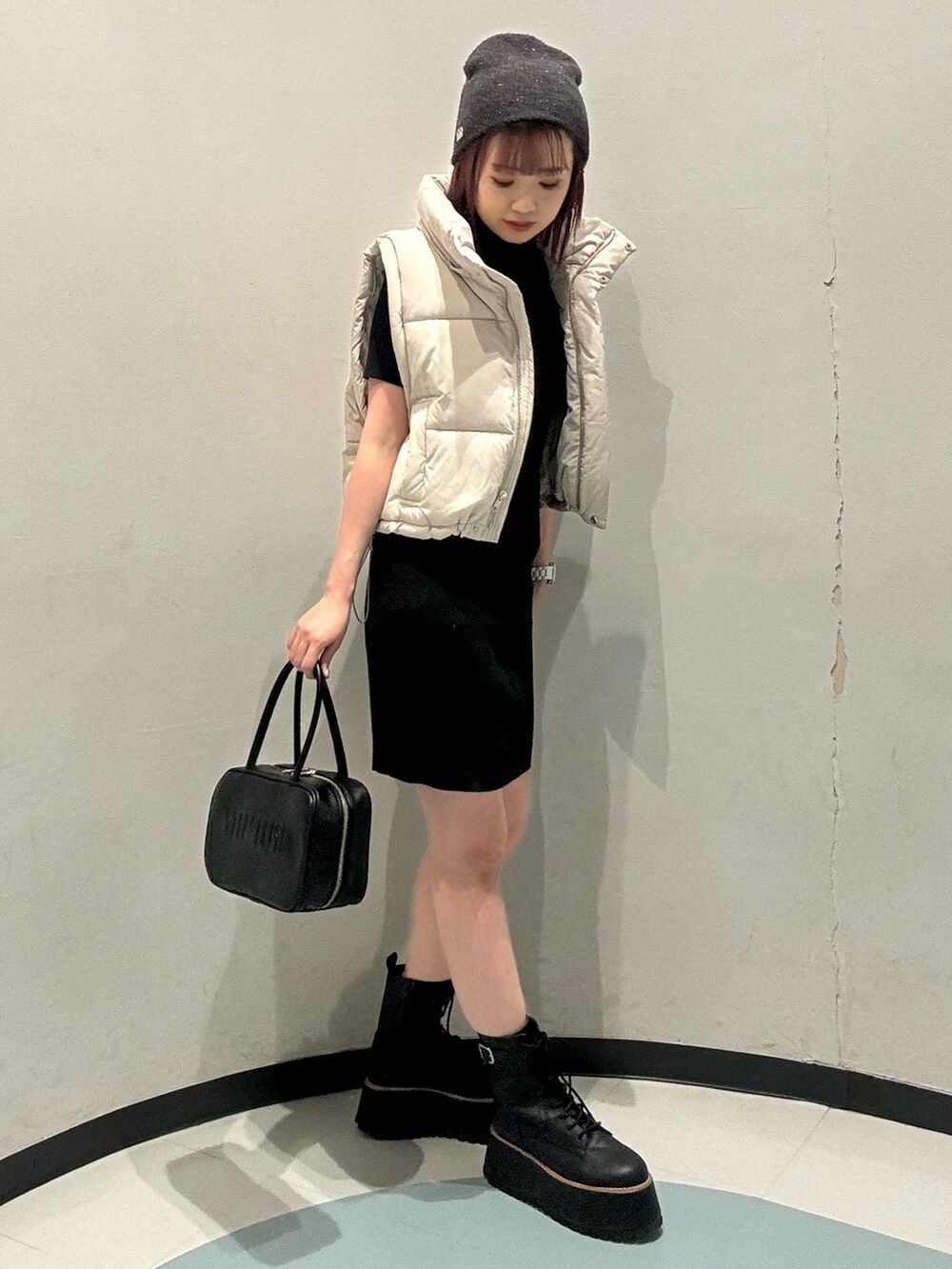 ホワイト系のブルゾン、ブラック系のワンピースを着用したレディースの夏コーディネートの2枚目の写真