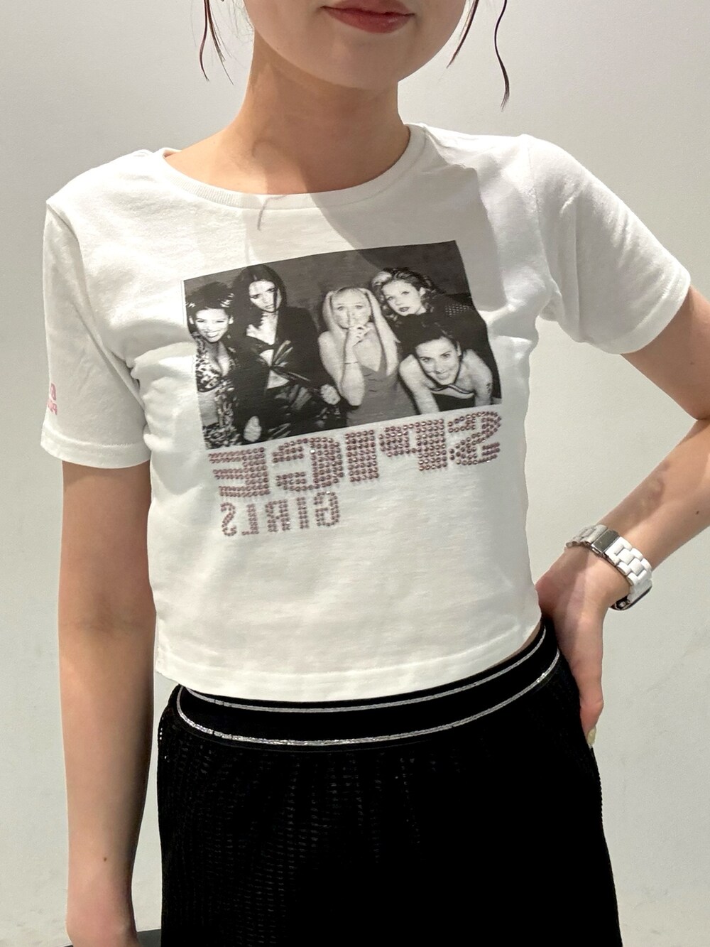 ホワイト系のTシャツ/カットソー、ブラック系のスカート、オレンジ系のショルダーバッグを着用したレディースの夏コーディネートの4枚目の写真