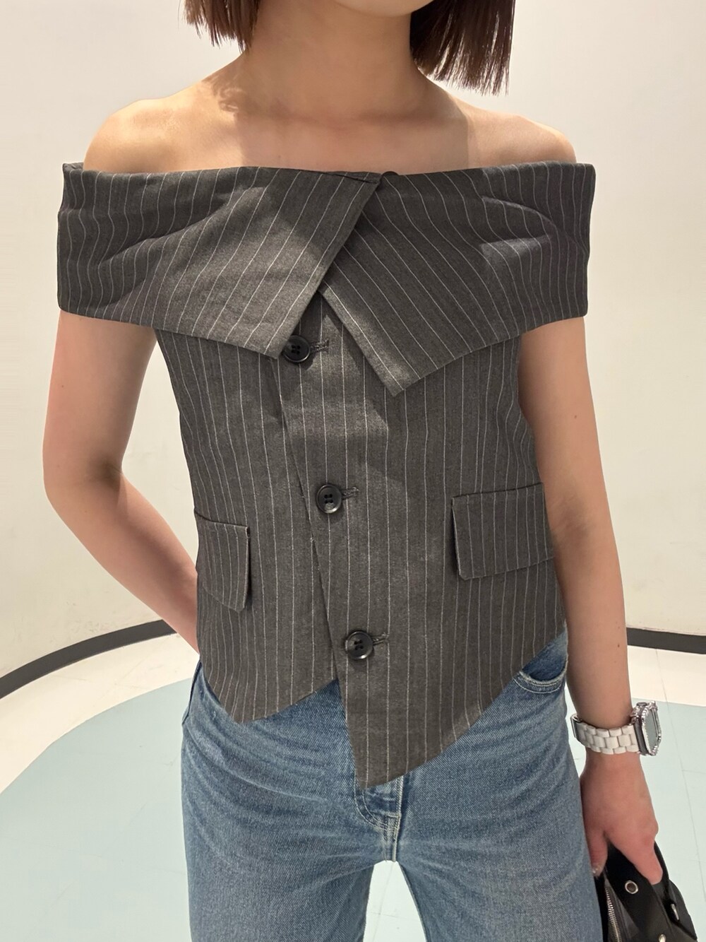 ブラック系のハンドバッグ、グレー系のシャツ/ブラウス、ブラック系のサンダルを着用したレディースの春コーディネートの4枚目の写真