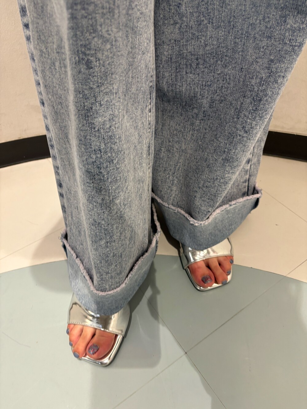 グレー系のニット/セーター、ブルー系のデニムパンツを着用したレディースの夏コーディネートの7枚目の写真