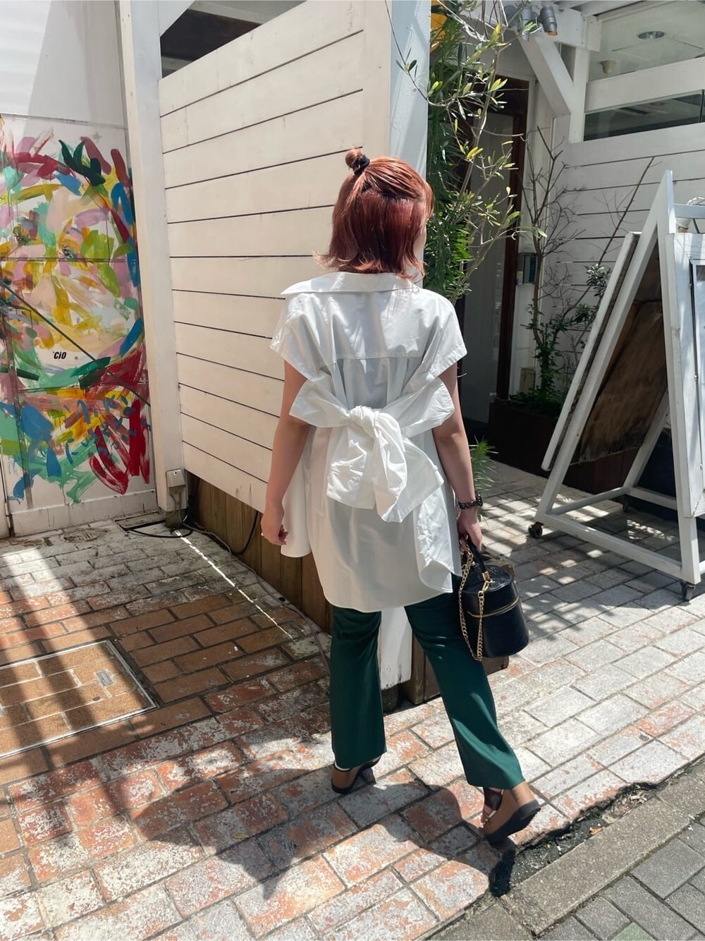 ホワイト系のシャツ/ブラウス、その他のサンダル、ブラック系のタンクトップを着用したレディースの夏コーディネートの4枚目の写真