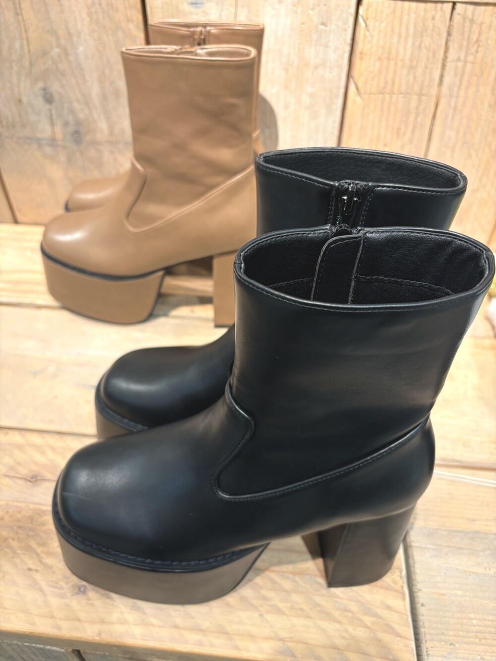 グレー系のダウンジャケット/コート、ブラック系のニット/セーター、グレー系のワンピースを着用したレディースの冬コーディネートの7枚目の写真