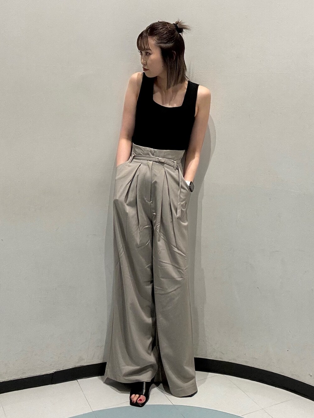 ブラック系のサンダル、ブラック系のニット/セーター、ベージュ系のその他パンツを着用したレディースの春コーディネートの6枚目の写真