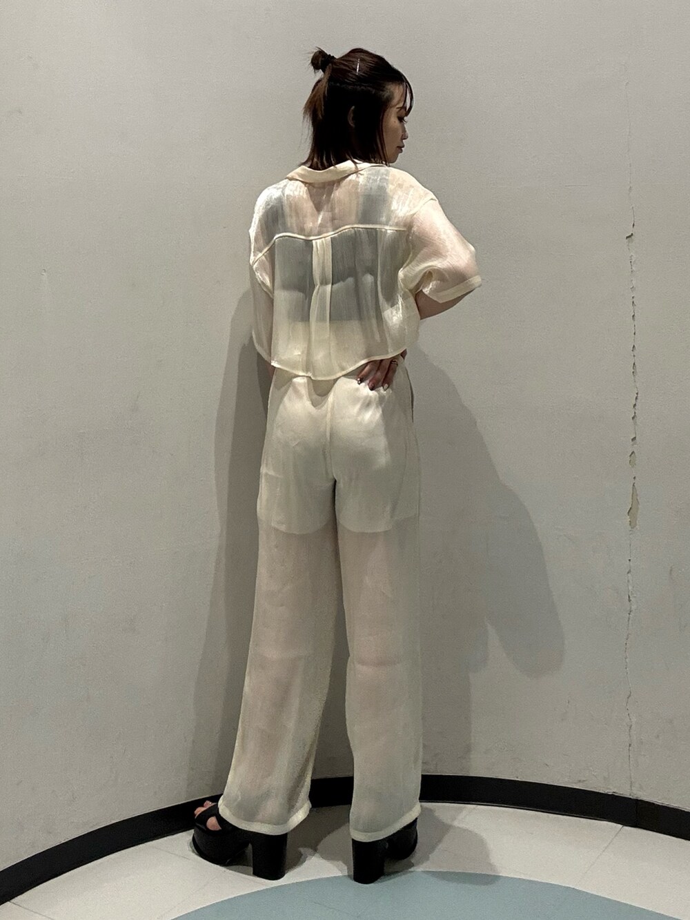 ブラック系のサンダル、ホワイト系のシャツ/ブラウス、ホワイト系のその他パンツを着用したレディースの夏コーディネートの3枚目の写真