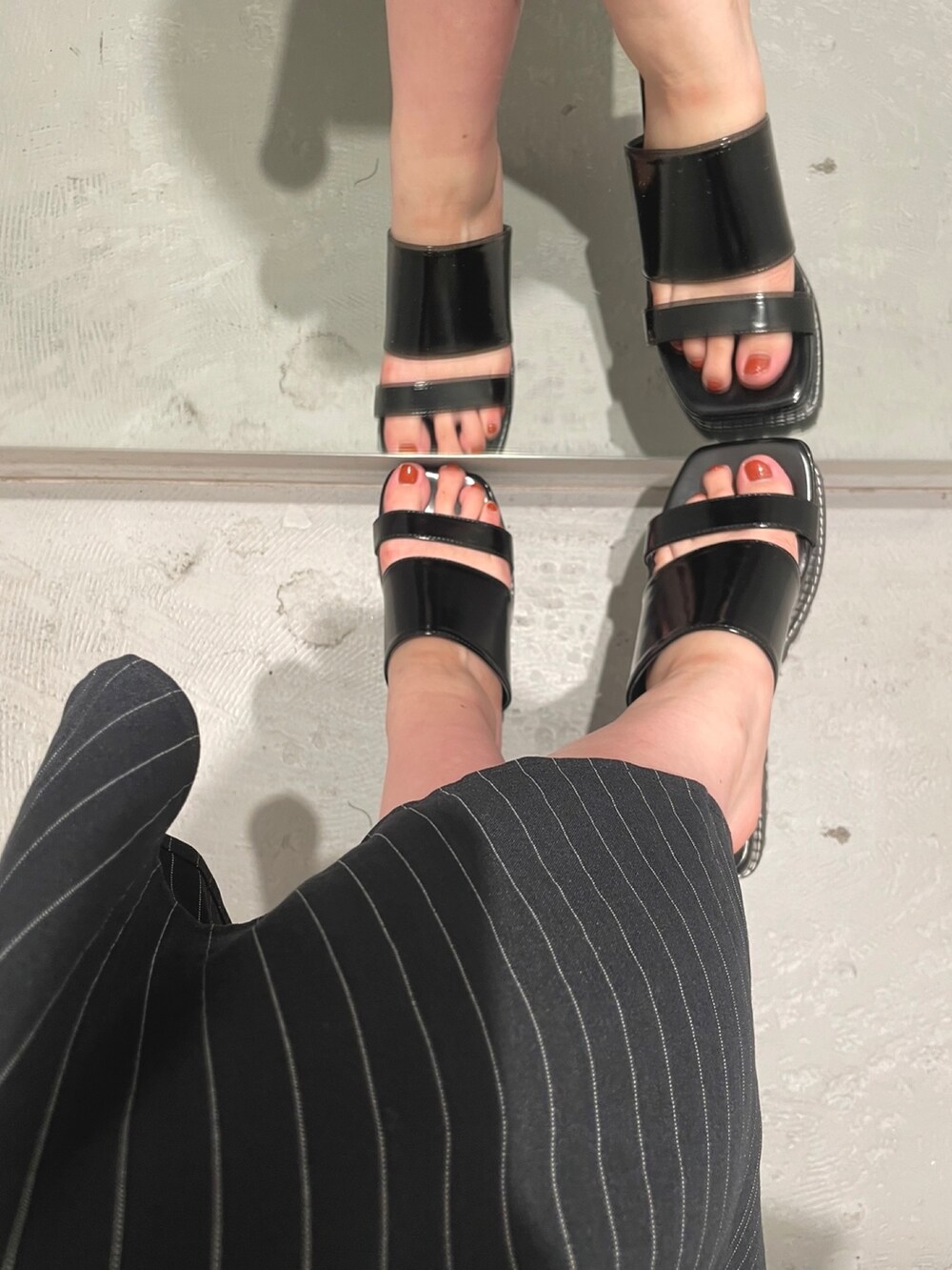 イエロー系のニット/セーター、ブラック系のサンダル、その他のスカートを着用したレディースの夏コーディネートの7枚目の写真