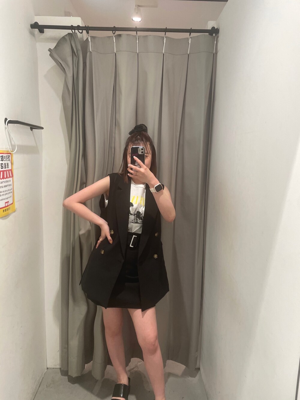 その他のショルダーバッグ、ブラック系のサンダル、ホワイト系のタンクトップを着用したレディースの夏コーディネートの3枚目の写真