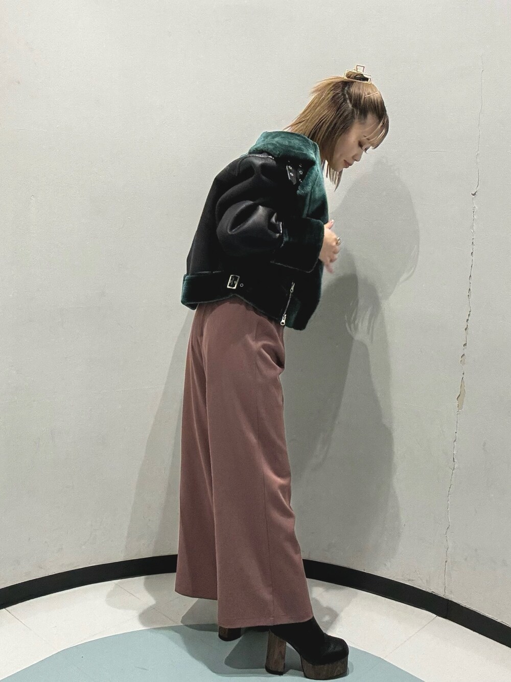 ピンク系のその他パンツ、ブラック系のニット/セーター、ブラック系のムートンコートを着用したレディースの秋コーディネートの4枚目の写真