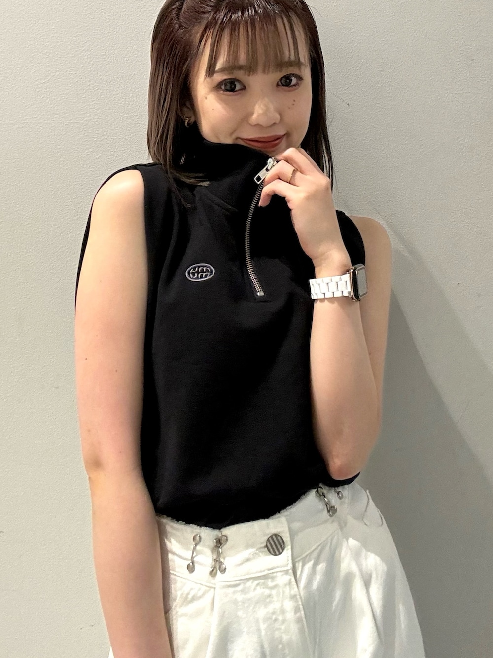 ブラック系のTシャツ/カットソー、シルバー系のショルダーバッグ、ホワイト系のデニムパンツを着用したレディースの春コーディネートの6枚目の写真