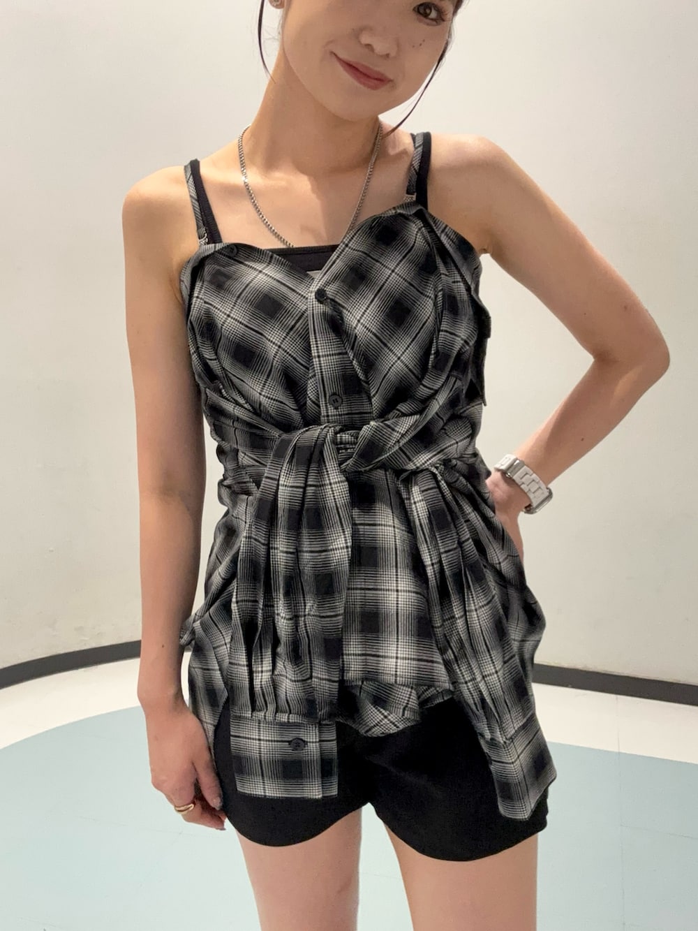 ブラック系のサンダル、ブラック系のシャツ/ブラウス、ブラック系のその他パンツを着用したレディースの夏コーディネートの4枚目の写真