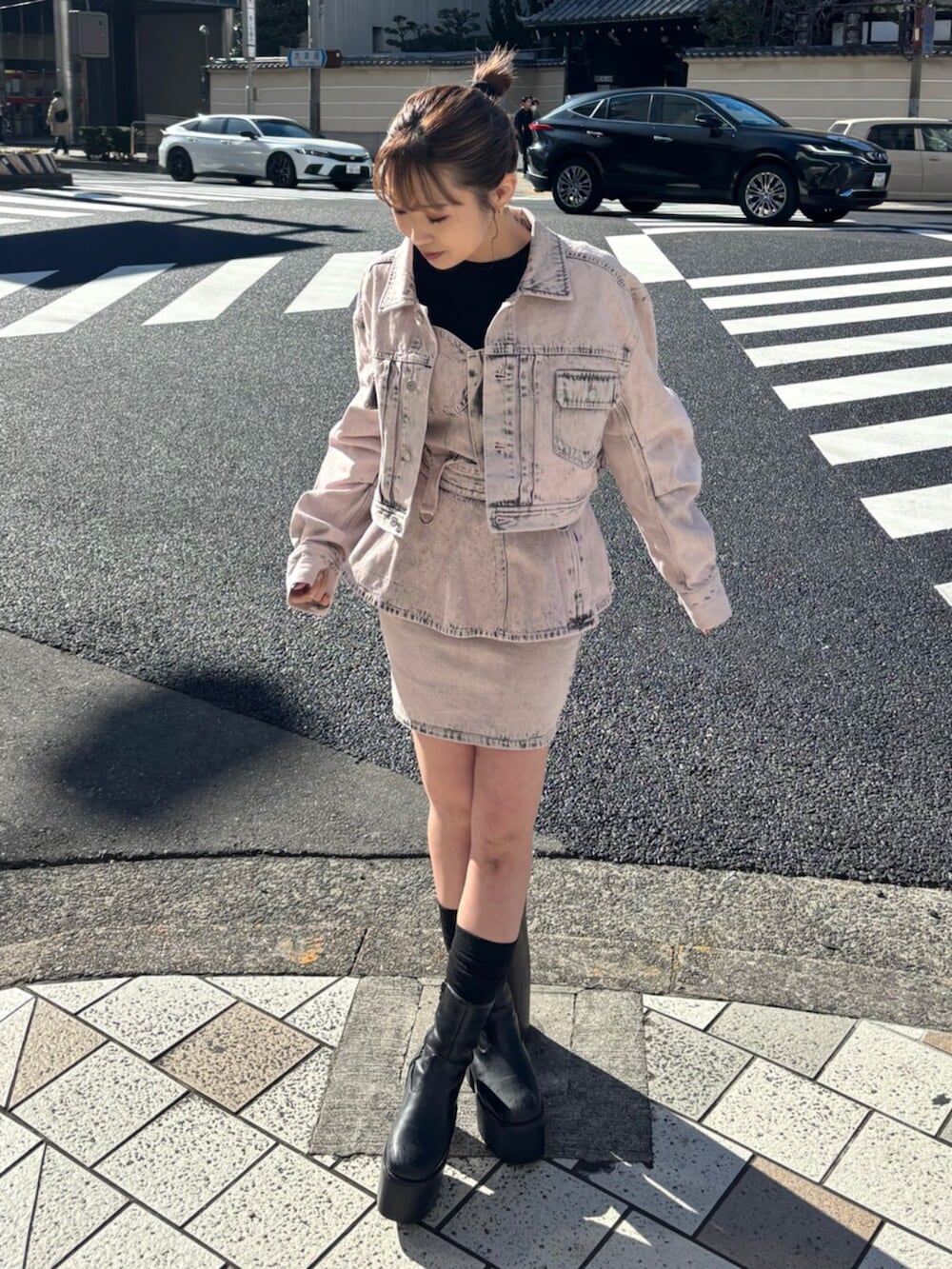 ピンク系のデニムジャケット、ピンク系のその他トップス、ピンク系のデニムスカートを着用したレディースの冬コーディネートの2枚目の写真