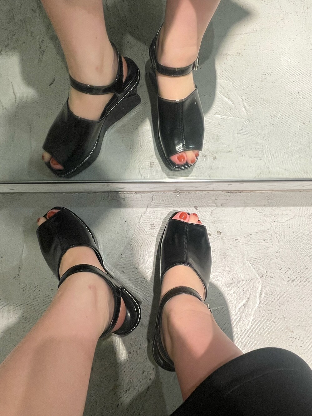 イエロー系のシャツ/ブラウス、ホワイト系のハンドバッグ、ブラック系のサンダルを着用したレディースの春コーディネートの7枚目の写真