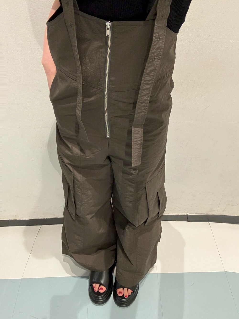 グレー系のつなぎ/オールインワン、ブラック系のニット/セーター、ブラック系のショルダーバッグを着用したレディースの夏コーディネートの5枚目の写真