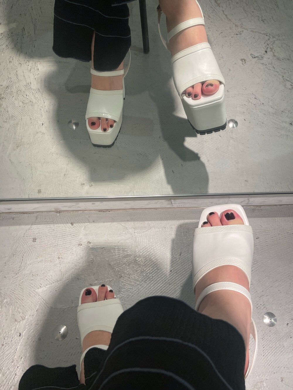 ブルー系のタンクトップ、ホワイト系のシャツ/ブラウス、ブラック系のその他パンツを着用したレディースの春コーディネートの7枚目の写真