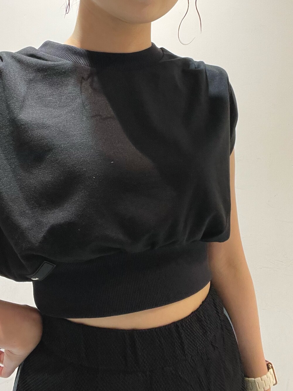 ブラック系のTシャツ/カットソー、ブラック系のスウェットパンツ、その他のサンダルを着用したレディースの夏コーディネートの5枚目の写真