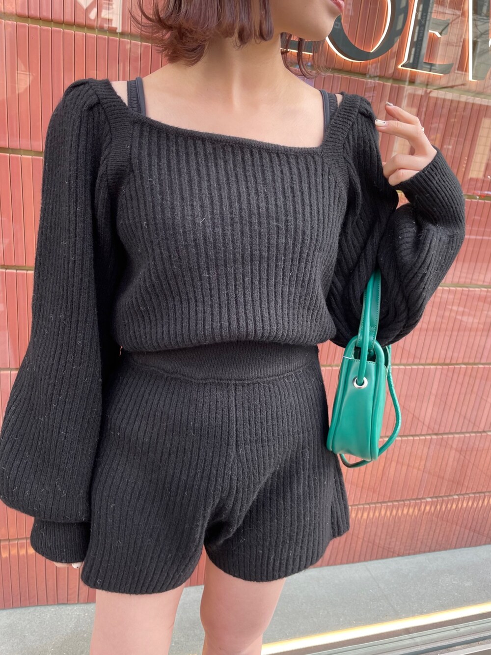 グレー系のチェスターコート、ブラック系のワンピース、ブラック系のローファーを着用したレディースの冬コーディネートの4枚目の写真