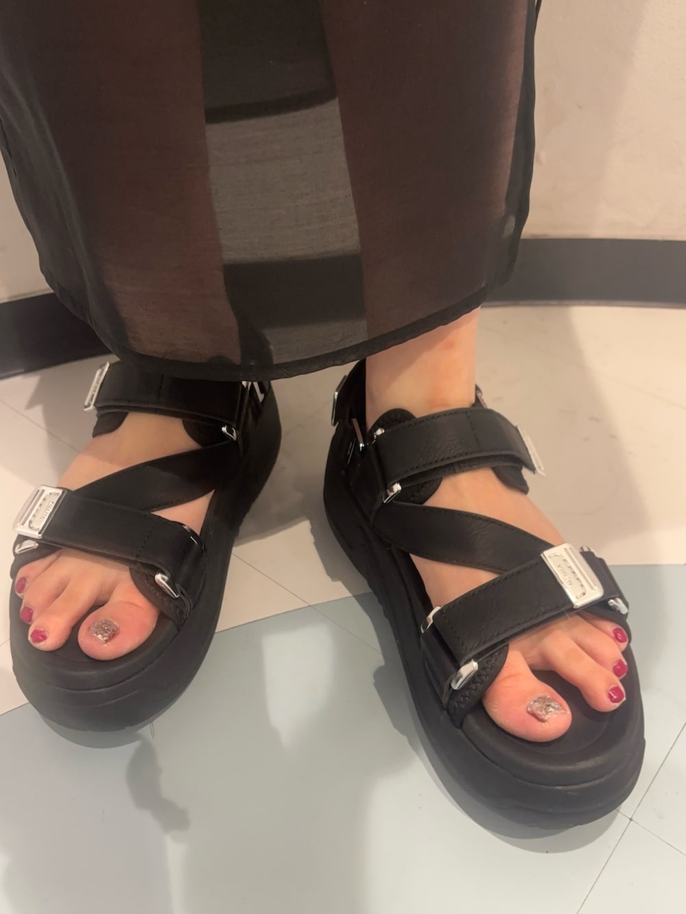 ブラック系のスカート、ブラック系のニット/セーター、ブラック系のサンダルを着用したレディースの夏コーディネートの7枚目の写真