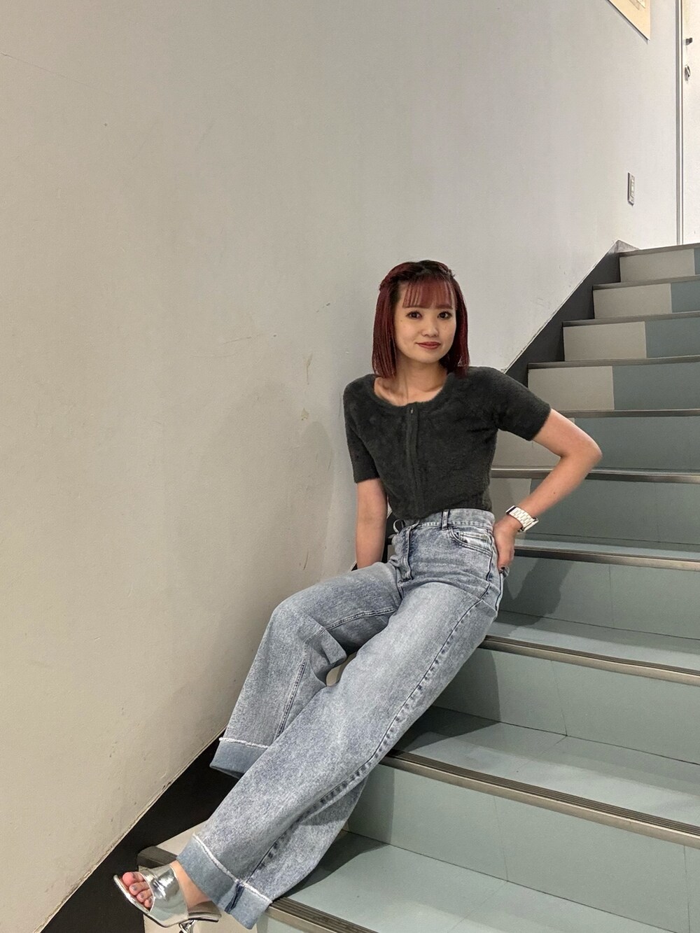 グレー系のニット/セーター、ブルー系のデニムパンツを着用したレディースの夏コーディネートの5枚目の写真