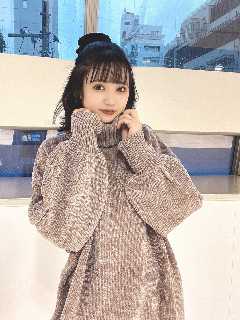 グリーン系のステンカラーコート、ブラウン系のワンピースを着用したレディースの秋コーディネートの4枚目の写真