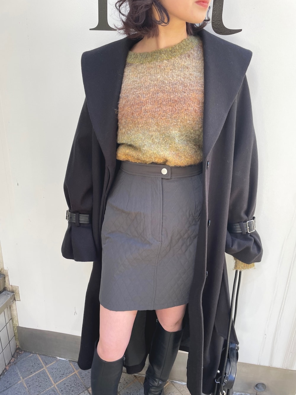 ブラック系のその他アウター、ブラウン系のニット/セーターを着用したレディースの冬コーディネートの4枚目の写真