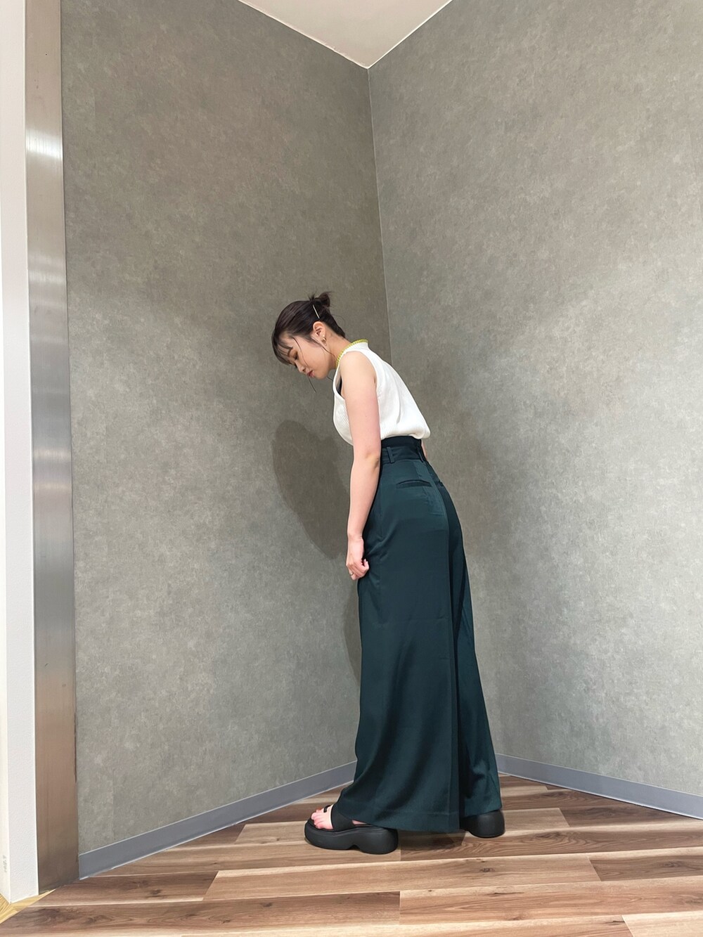 グリーン系のその他パンツ、ブラック系のサンダル、ホワイト系のニット/セーターを着用したレディースの夏コーディネートの2枚目の写真