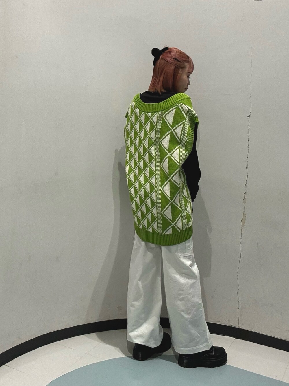 ブラック系のブーツ、ホワイト系のカーゴパンツ、ブラック系のTシャツ/カットソーを着用したレディースの冬コーディネートの2枚目の写真