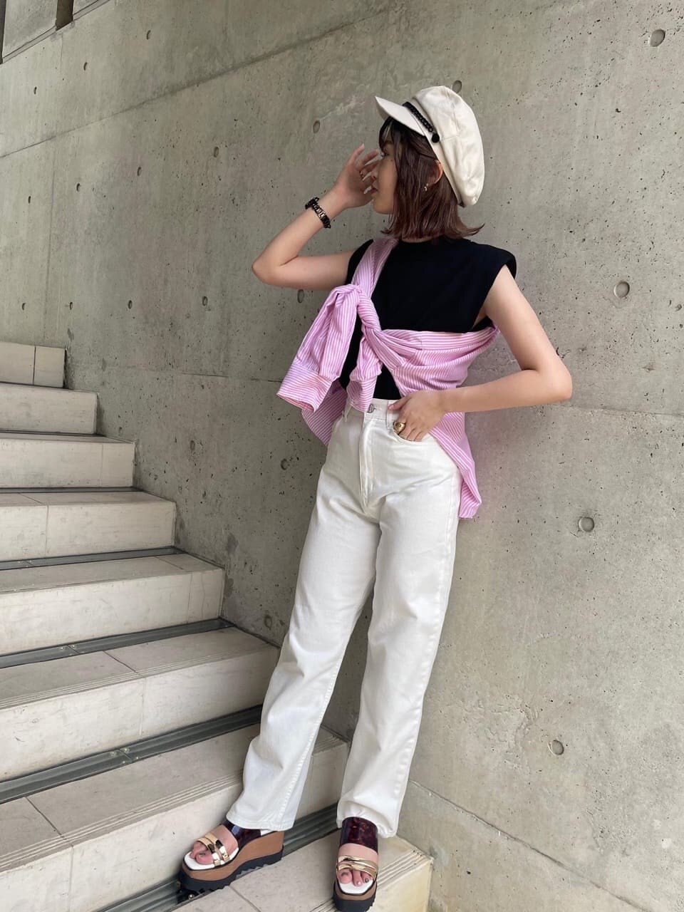 その他のサンダル、ホワイト系のデニムパンツ、ブラック系のスカートを着用したレディースの夏コーディネートの5枚目の写真