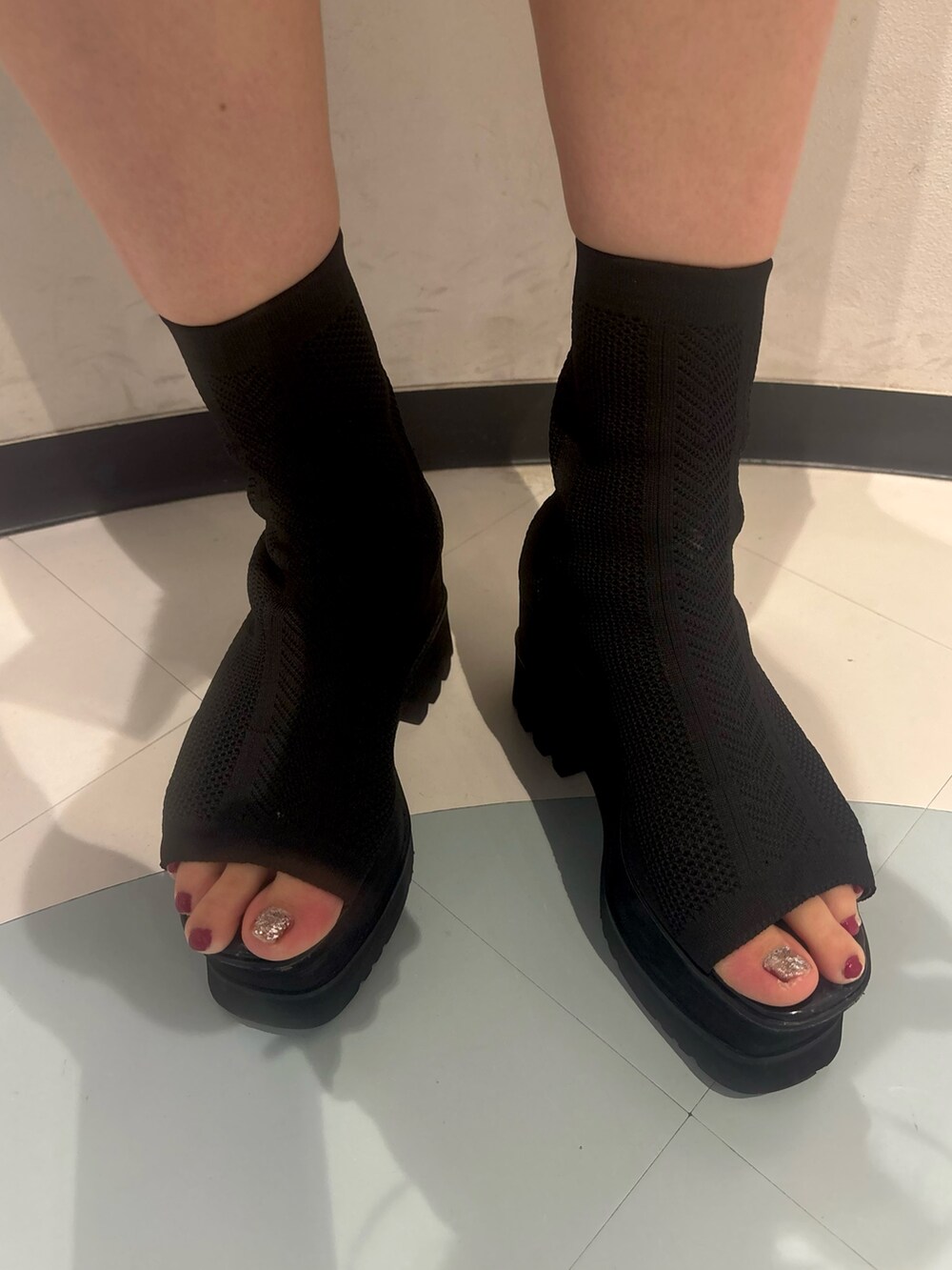 ブラック系のその他パンツ、ホワイト系のニット/セーター、ブラック系のベストを着用したレディースの夏コーディネートの7枚目の写真