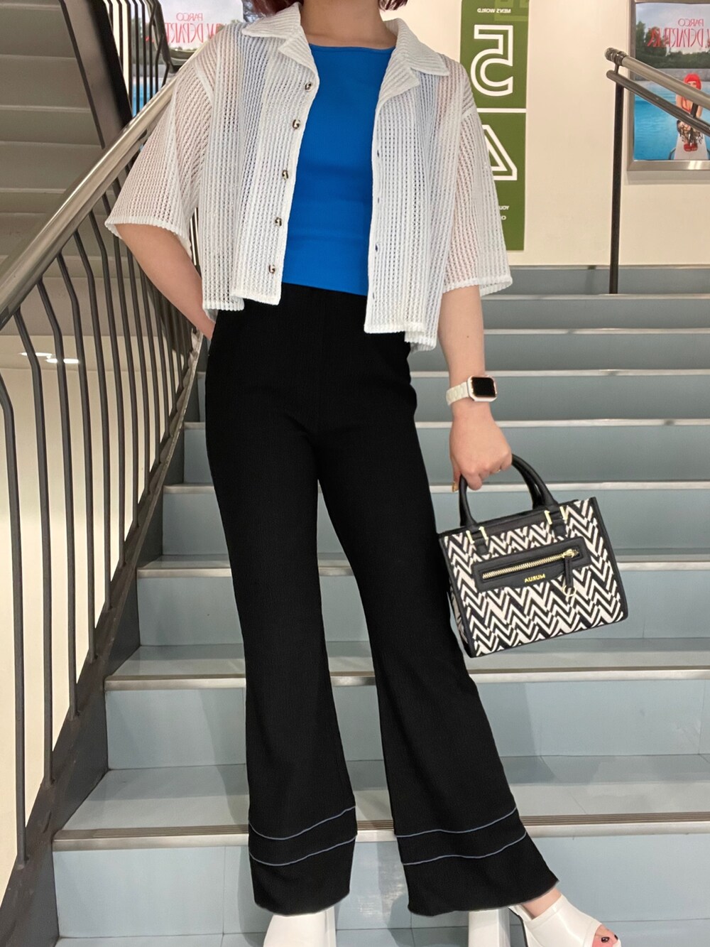 ブルー系のタンクトップ、ホワイト系のシャツ/ブラウス、ブラック系のその他パンツを着用したレディースの春コーディネートの4枚目の写真