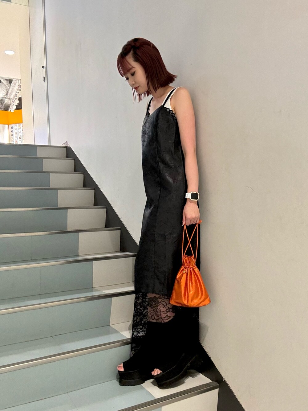 ブラック系のワンピース、ホワイト系のニット/セーター、ブラック系のブーツを着用したレディースの夏コーディネートの4枚目の写真