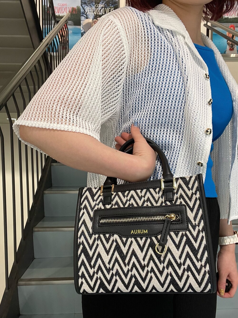 ブルー系のタンクトップ、ホワイト系のシャツ/ブラウス、ブラック系のその他パンツを着用したレディースの春コーディネートの6枚目の写真