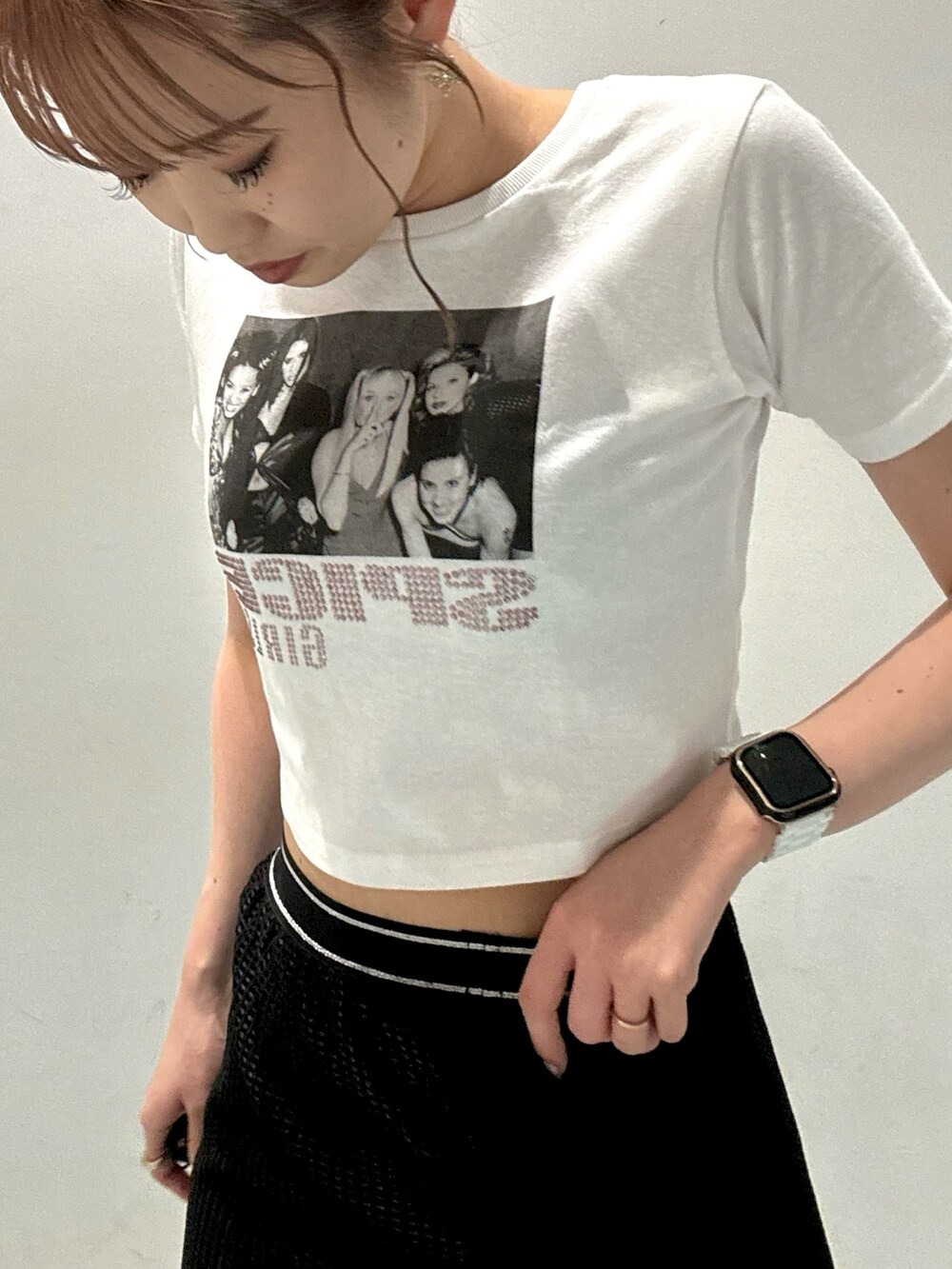 ホワイト系のTシャツ/カットソー、ブラック系のスカート、オレンジ系のショルダーバッグを着用したレディースの夏コーディネートの7枚目の写真