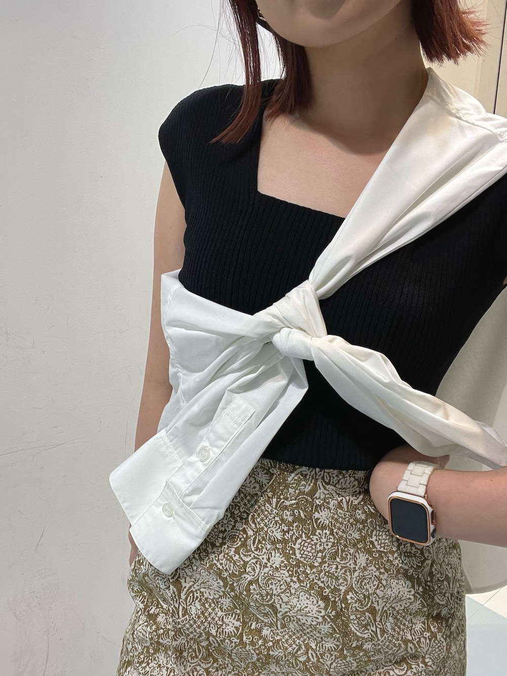 イエロー系のスカート、ホワイト系のシャツ/ブラウス、ブラック系のタンクトップを着用したレディースの夏コーディネートの5枚目の写真