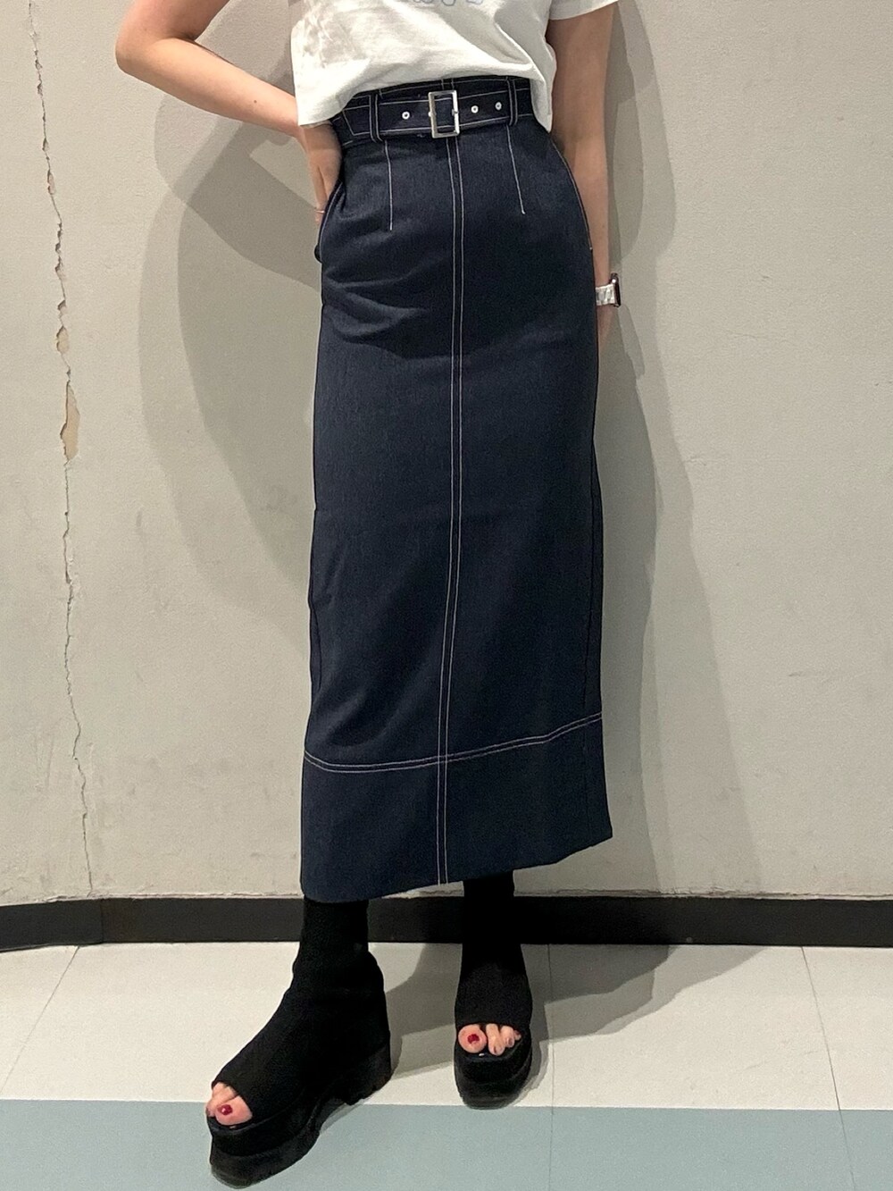 ホワイト系のTシャツ/カットソー、ブルー系のスカート、グレー系のショルダーバッグを着用したレディースの春コーディネートの7枚目の写真