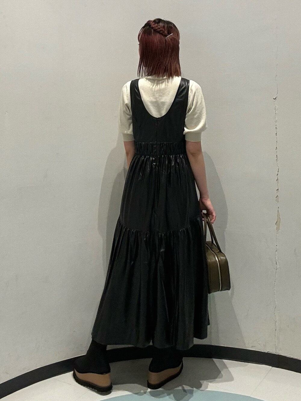 ブラック系のブーツ、ブラック系のワンピースを着用したレディースの秋コーディネートの3枚目の写真