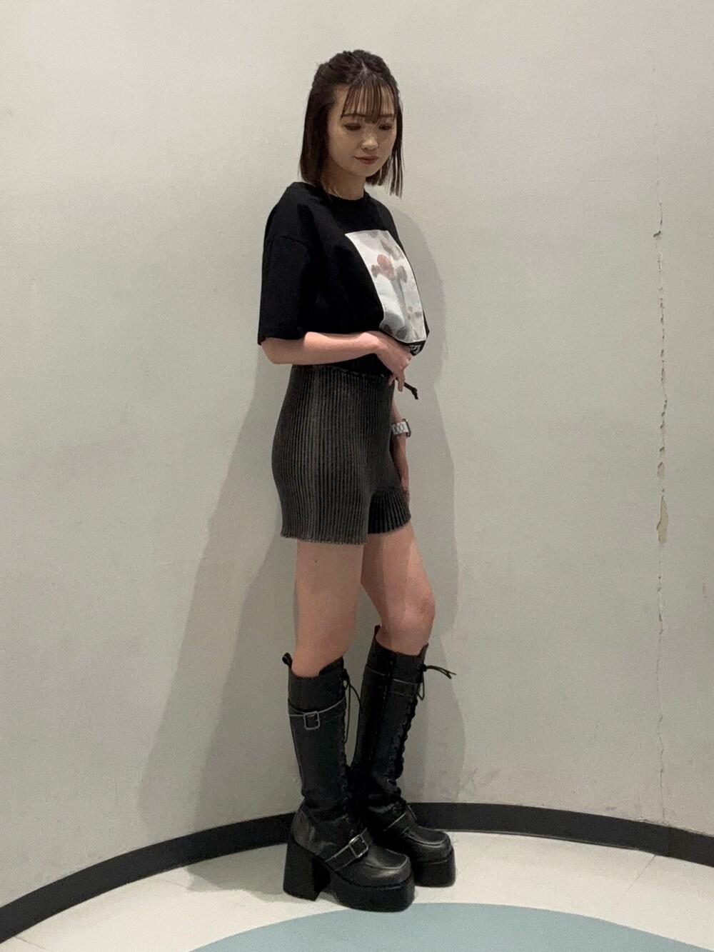 ブラック系のTシャツ/カットソー、ブラウン系のその他パンツ、ブラック系のブーツを着用したレディースの夏コーディネートの2枚目の写真