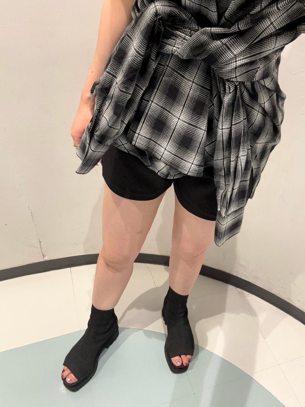 ブラック系のサンダル、ブラック系のシャツ/ブラウス、ブラック系のその他パンツを着用したレディースの夏コーディネートの6枚目の写真