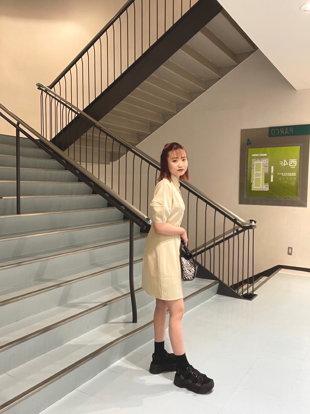 その他のショルダーバッグ、ホワイト系のワンピース、ブラック系のサンダルを着用したレディースの春コーディネートの2枚目の写真