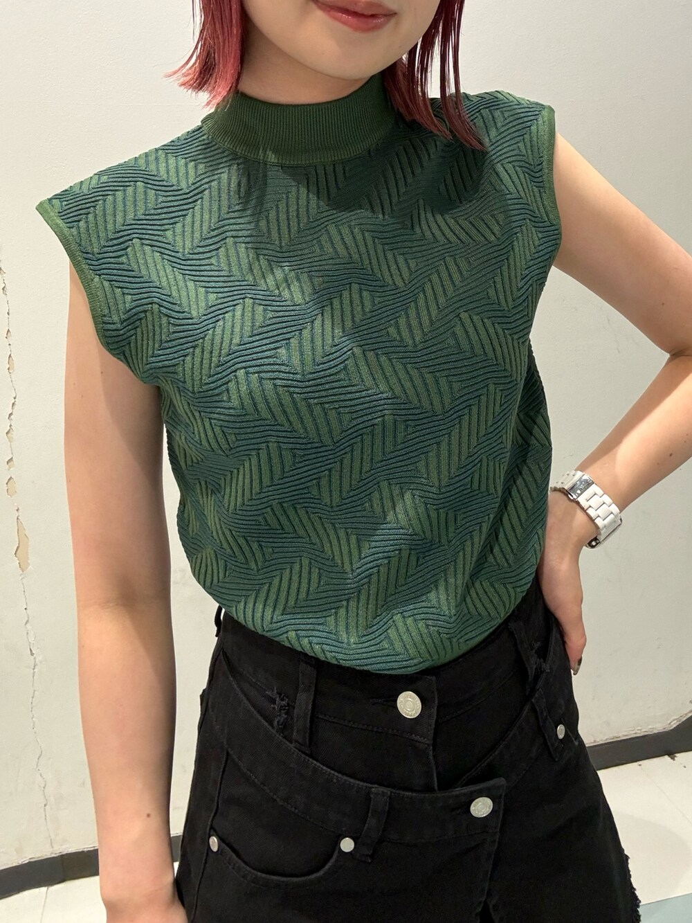 グリーン系のニット/セーター、ブラック系のデニムパンツ、シルバー系のサンダルを着用したレディースの夏コーディネートの5枚目の写真