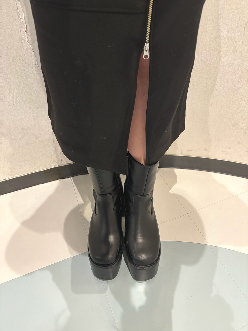 ブラック系のスカート、その他のニット/セーター、ブラウン系のムートンコートを着用したレディースの秋コーディネートの7枚目の写真