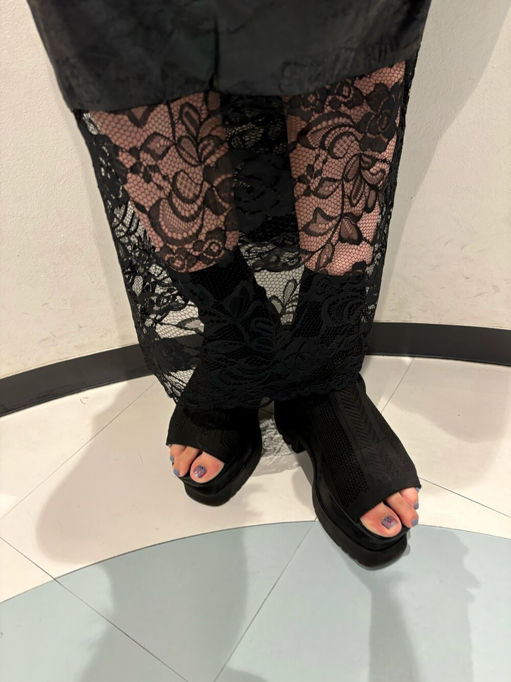 ブラック系のワンピース、ホワイト系のニット/セーター、ブラック系のブーツを着用したレディースの夏コーディネートの7枚目の写真