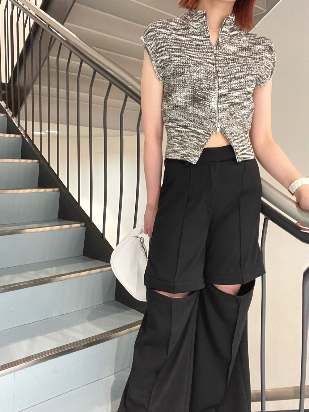 その他のニット/セーター、ブラック系のスラックス、ブラック系のサンダルを着用したレディースの春コーディネートの3枚目の写真