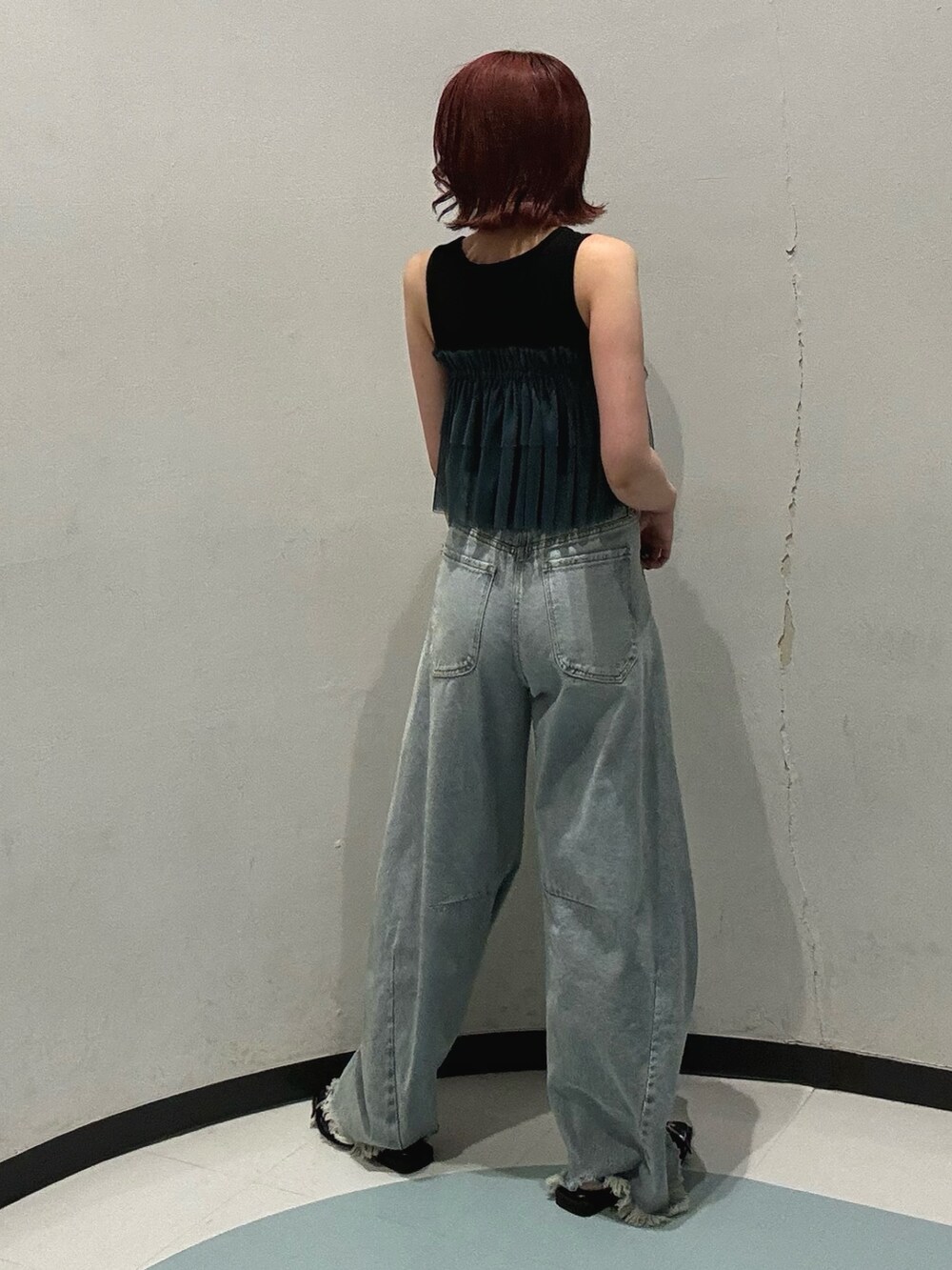 ブラック系のTシャツ/カットソー、ブルー系のデニムパンツ、ブラック系のパンプスを着用したレディースの夏コーディネートの3枚目の写真