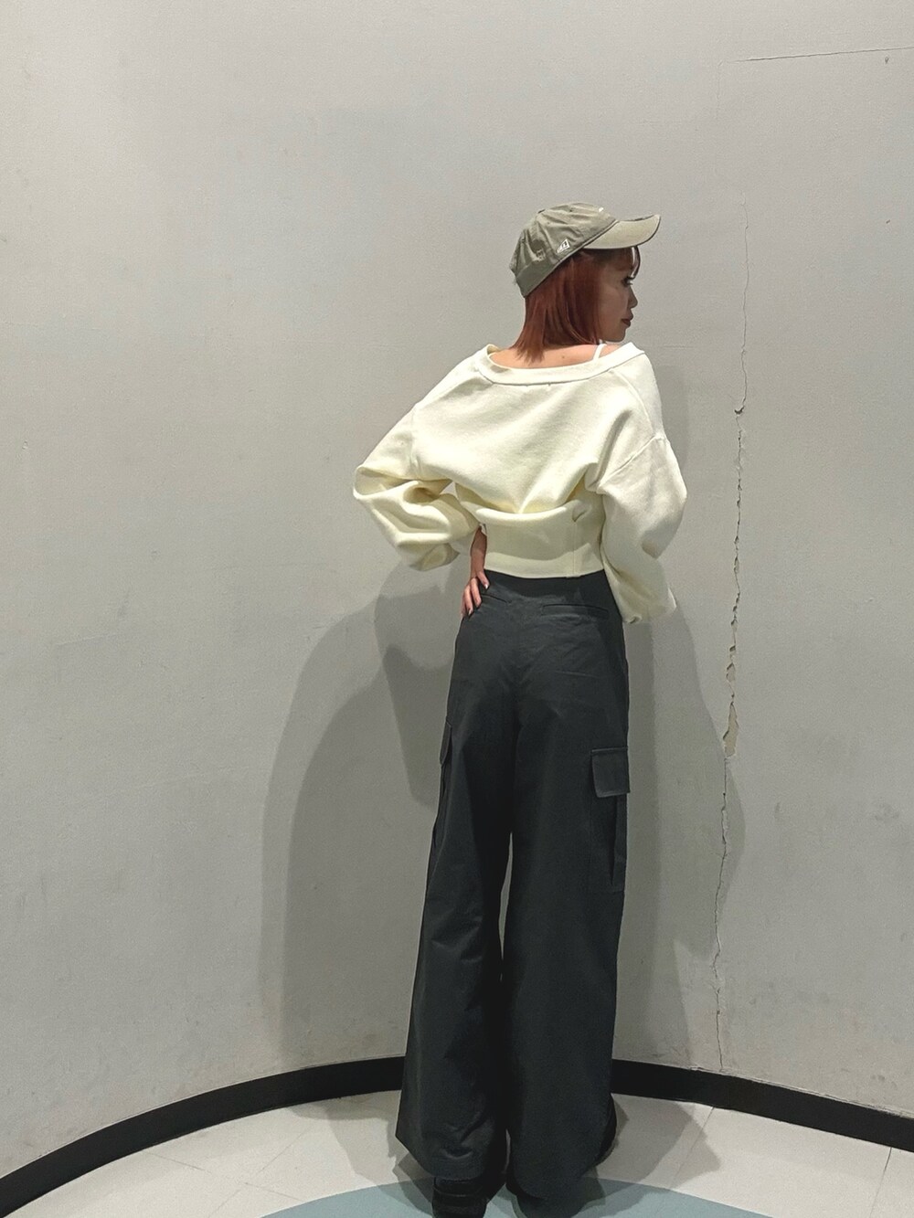 ブラック系のショルダーバッグ、グレー系のカーゴパンツ、ホワイト系のカーディガン/ボレロを着用したレディースの冬コーディネートの5枚目の写真