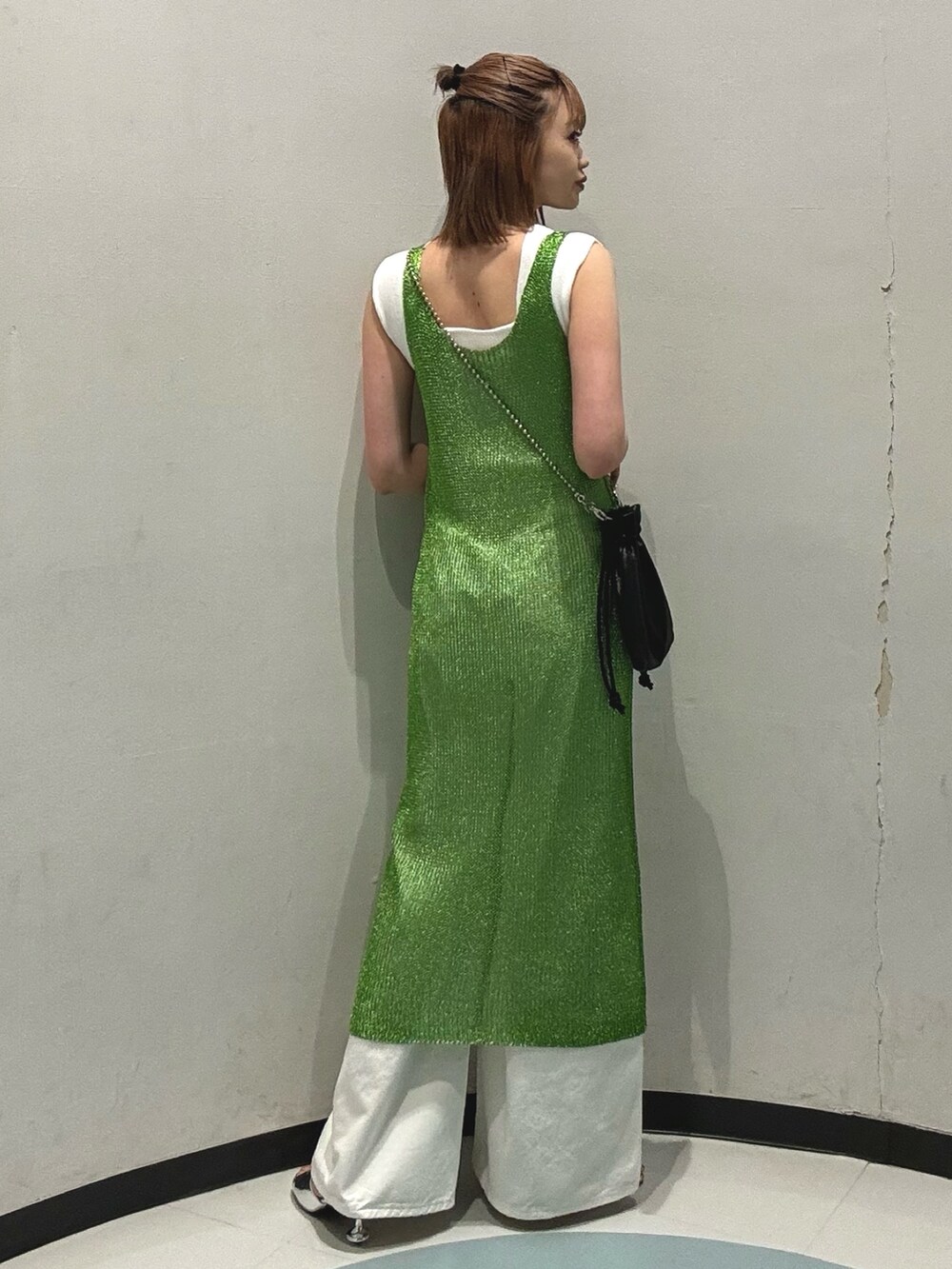 ブラック系のショルダーバッグ、グリーン系のワンピース、シルバー系のサンダルを着用したレディースの夏コーディネートの4枚目の写真