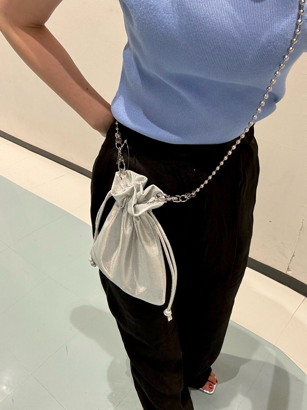 ブラック系のその他パンツ、ブラック系のシャツ/ブラウス、ブルー系のニット/セーターを着用したレディースの夏コーディネートの6枚目の写真