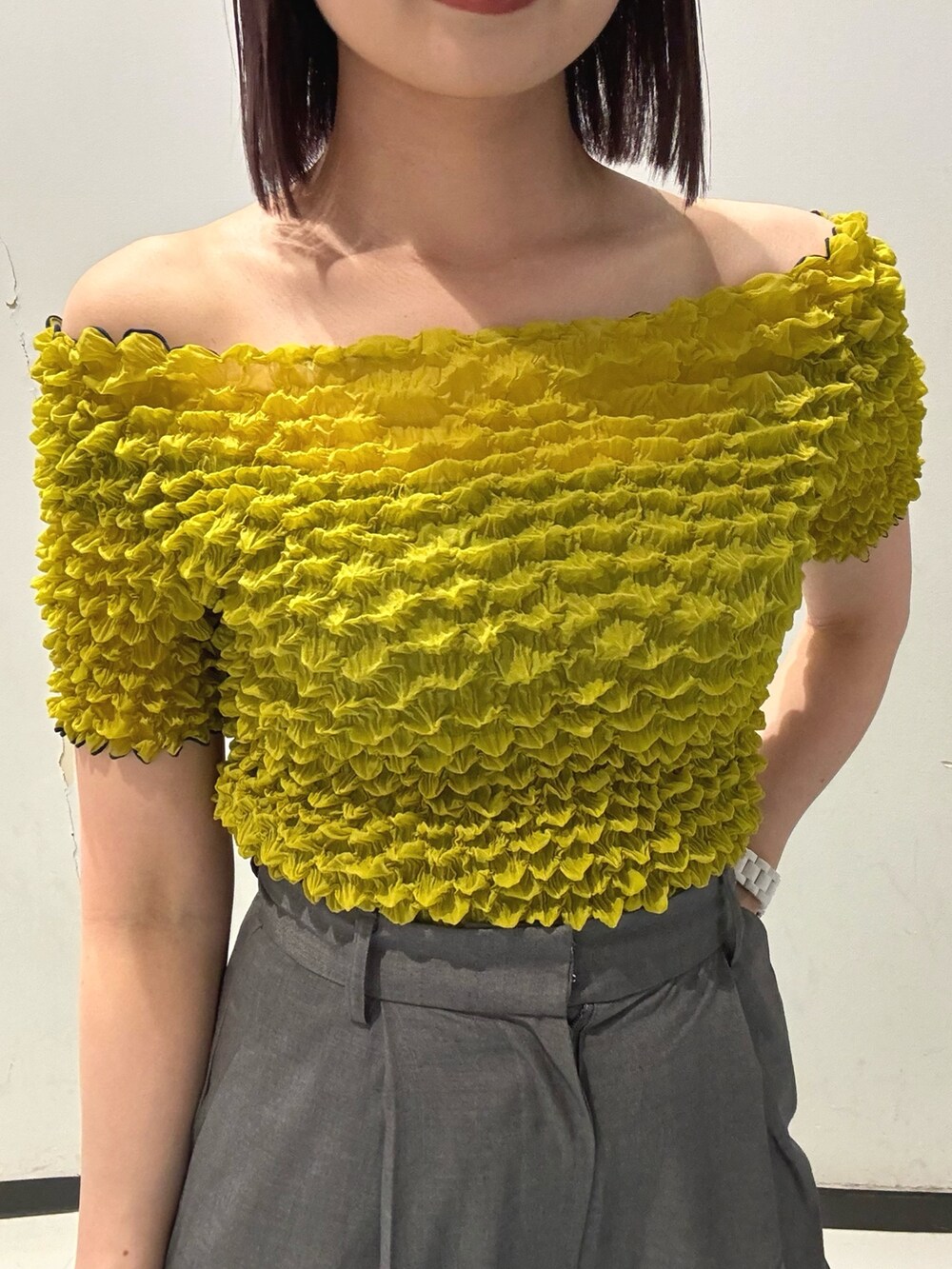 ブラック系のショルダーバッグ、ブラック系のサンダル、グレー系のその他パンツを着用したレディースの春コーディネートの4枚目の写真