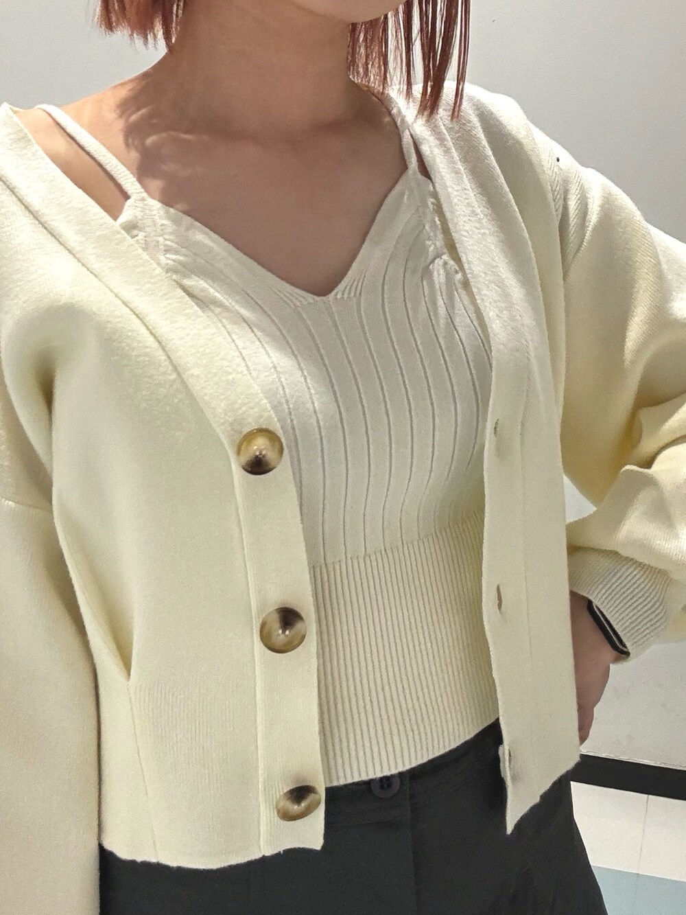 ブラック系のショルダーバッグ、グレー系のカーゴパンツ、ホワイト系のカーディガン/ボレロを着用したレディースの冬コーディネートの4枚目の写真