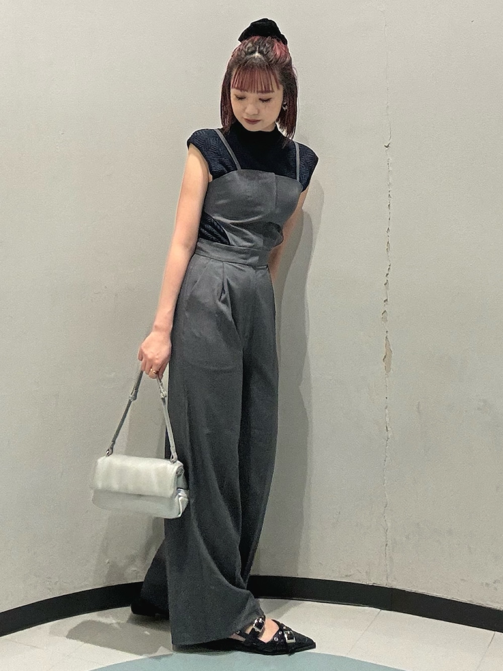 ブルー系のニット/セーター、グレー系のワンピースを着用したレディースの秋コーディネートの2枚目の写真