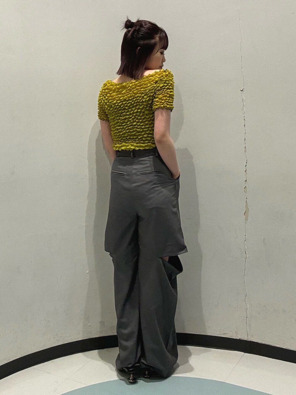 ブラック系のショルダーバッグ、ブラック系のサンダル、グレー系のその他パンツを着用したレディースの春コーディネートの3枚目の写真